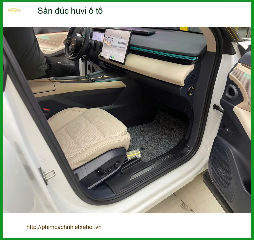 Anh Minh lắp sàn đúc huvi ô tô cho Kia Carnival tại Quận Huyện Nhà Bè vì sàn cũ đã xuống cấp ảnh thực tế 3