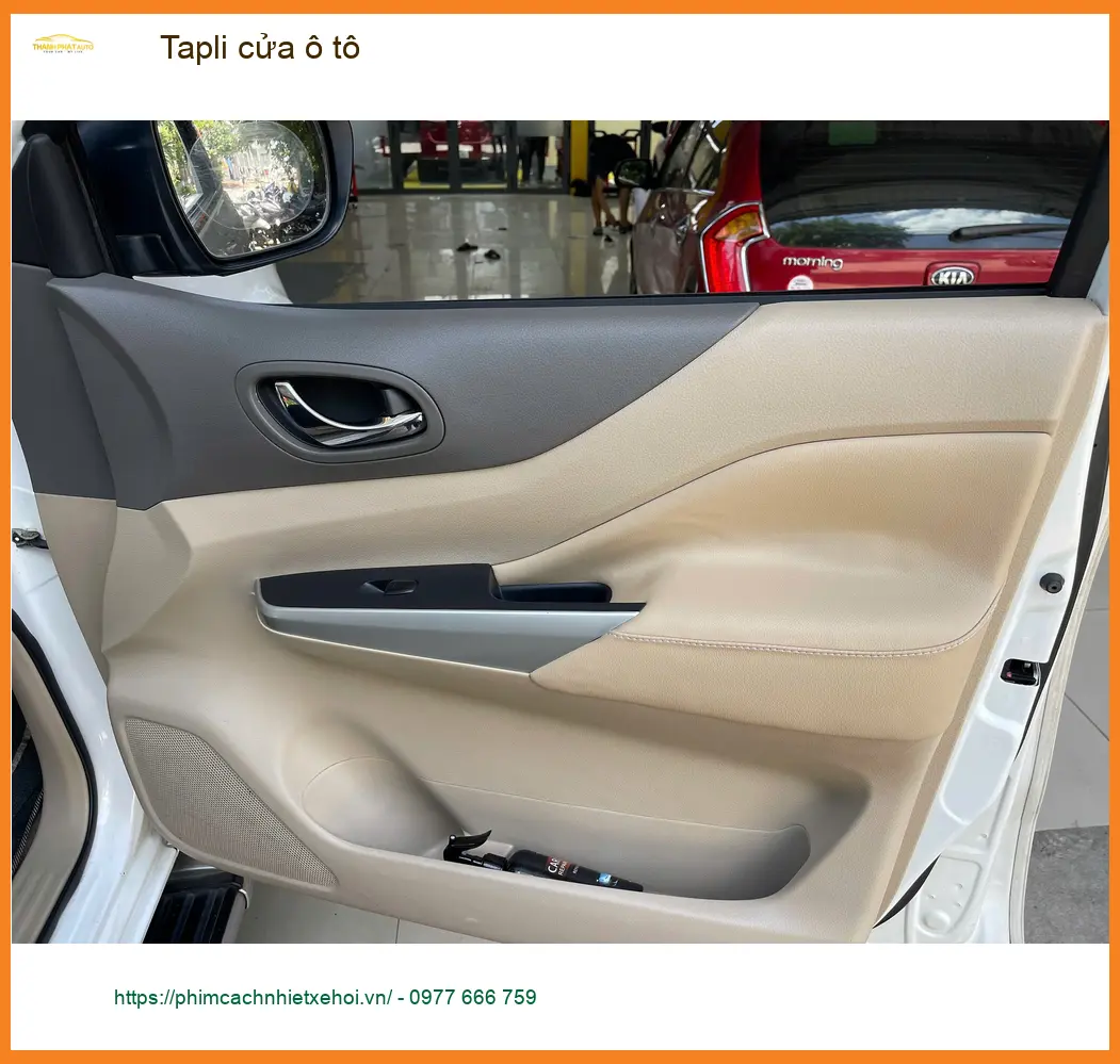 Chị Thảo bọc Tapli cửa ô tô Hyundai Santa Fe tại Quận Thủ Đức vì tapli cũ đã bạc màu