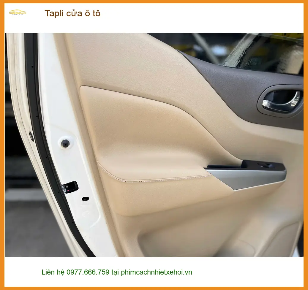 Chị Thảo bọc Tapli cửa ô tô Hyundai Santa Fe tại Quận Thủ Đức vì tapli cũ đã bạc màu ảnh thực tế 2