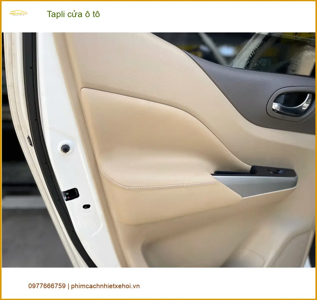Chị Thảo bọc Tapli cửa ô tô Hyundai Santa Fe tại Quận Thủ Đức vì tapli cũ đã bạc màu ảnh thực tế 5