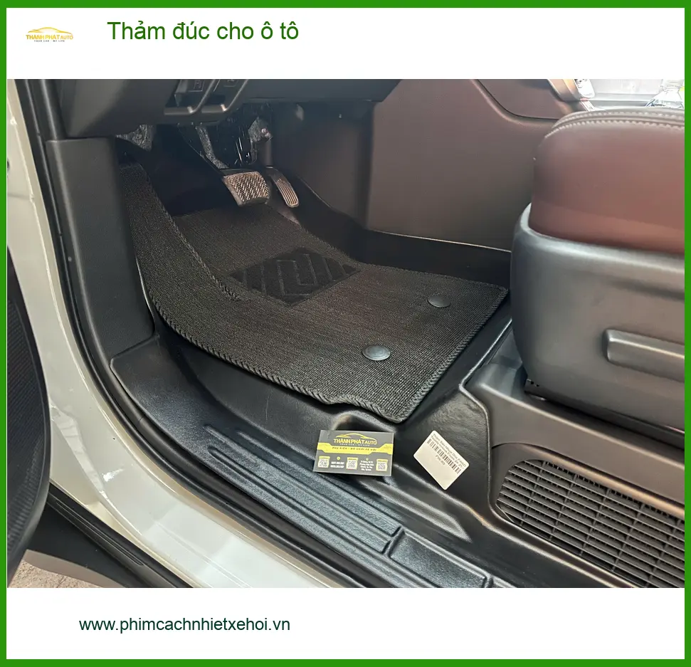 Chị Thanh lắp thảm đúc cho Hyundai Creta tại Hóc Môn vì thảm cũ khó vệ sinh