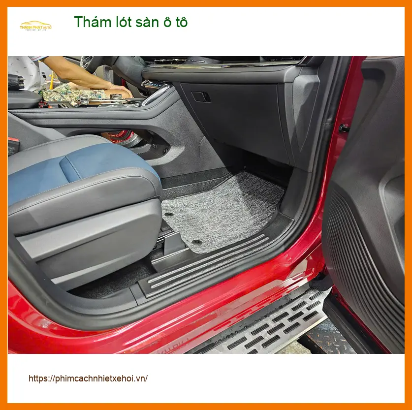 Chị Mai thay thảm lót sàn ô tô Mazda CX-5 tại Bình Thạnh thảm cũ hỏng