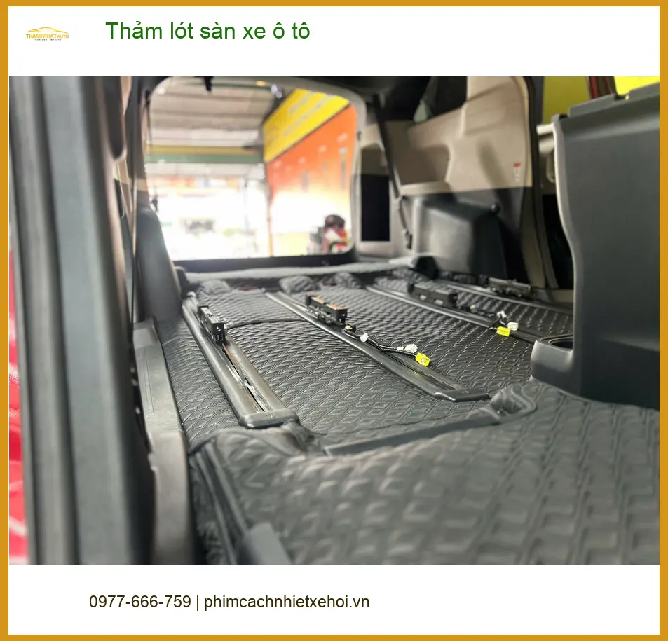 Chị Phượng thay thảm lót sàn xe ô tô cho Honda Civic tại Hóc Môn để giữ nội thất sạch sẽ bền lâu