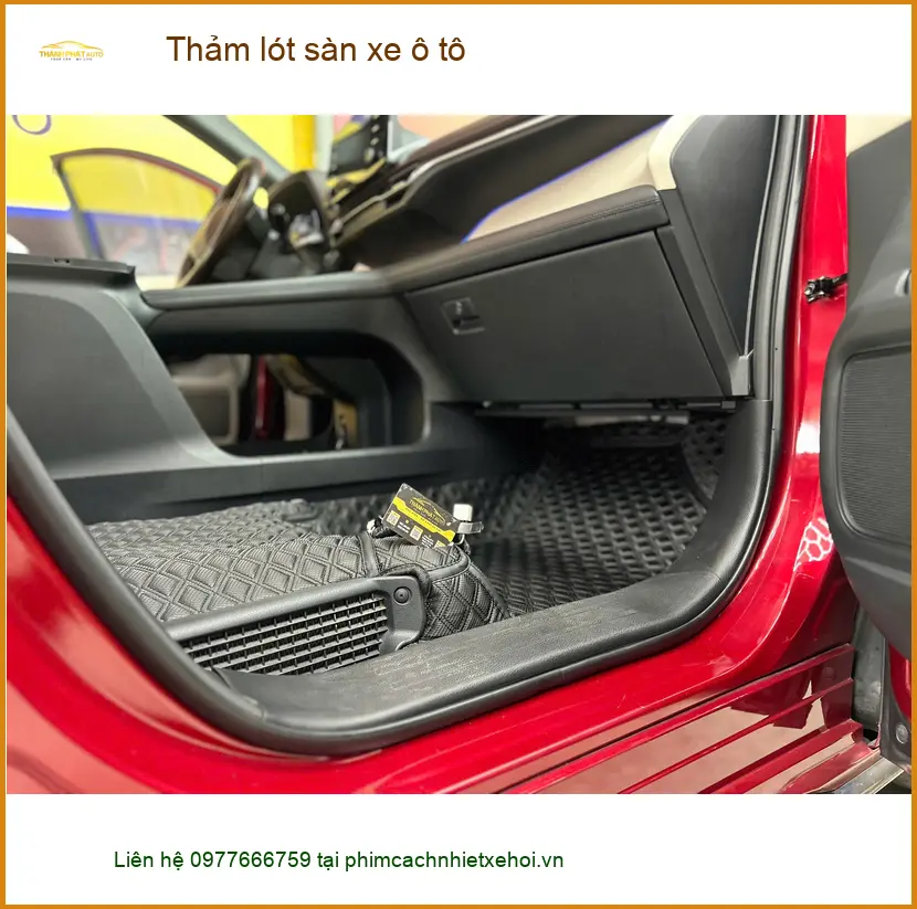 Chị Bảo Ngọc thay thảm lót sàn ô tô cho Hyundai Santa Fe tại Quận 2 để nội thất luôn sạch đẹp