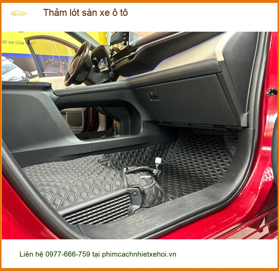 Chị Bảo Ngọc thay thảm lót sàn ô tô cho Hyundai Santa Fe tại Quận 2 để nội thất luôn sạch đẹp ảnh thực tế 2