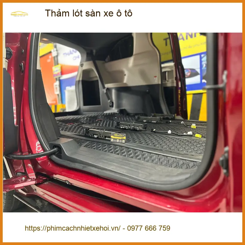 Chị Bảo Ngọc thay thảm lót sàn ô tô cho Hyundai Santa Fe tại Quận 2 để nội thất luôn sạch đẹp ảnh thực tế 3