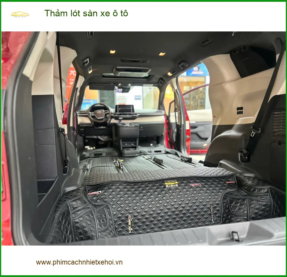 Chị Phượng thay thảm lót sàn xe ô tô cho Honda Civic tại Hóc Môn để giữ nội thất sạch sẽ bền lâu ảnh thực tế 3