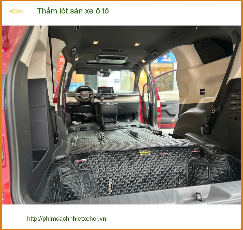 Chị Bảo Ngọc thay thảm lót sàn ô tô cho Hyundai Santa Fe tại Quận 2 để nội thất luôn sạch đẹp ảnh thực tế 4