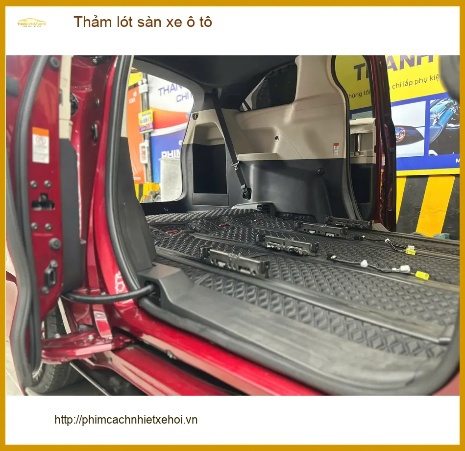Chị Bảo Ngọc thay thảm lót sàn ô tô cho Hyundai Santa Fe tại Quận 2 để nội thất luôn sạch đẹp ảnh thực tế 5