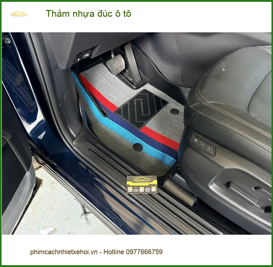 Anh Huy lắp thảm nhựa đúc ô tô cho Ford Everest tại Quận 2, sàn xe sạch bong.