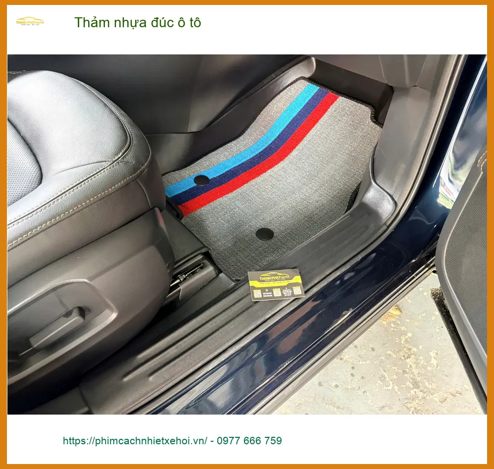 Cô Minh lắp thảm nhựa đúc ô tô cho Hyundai Elantra tại Quận 8 để giữ xe luôn sạch sẽ ảnh thực tế 2