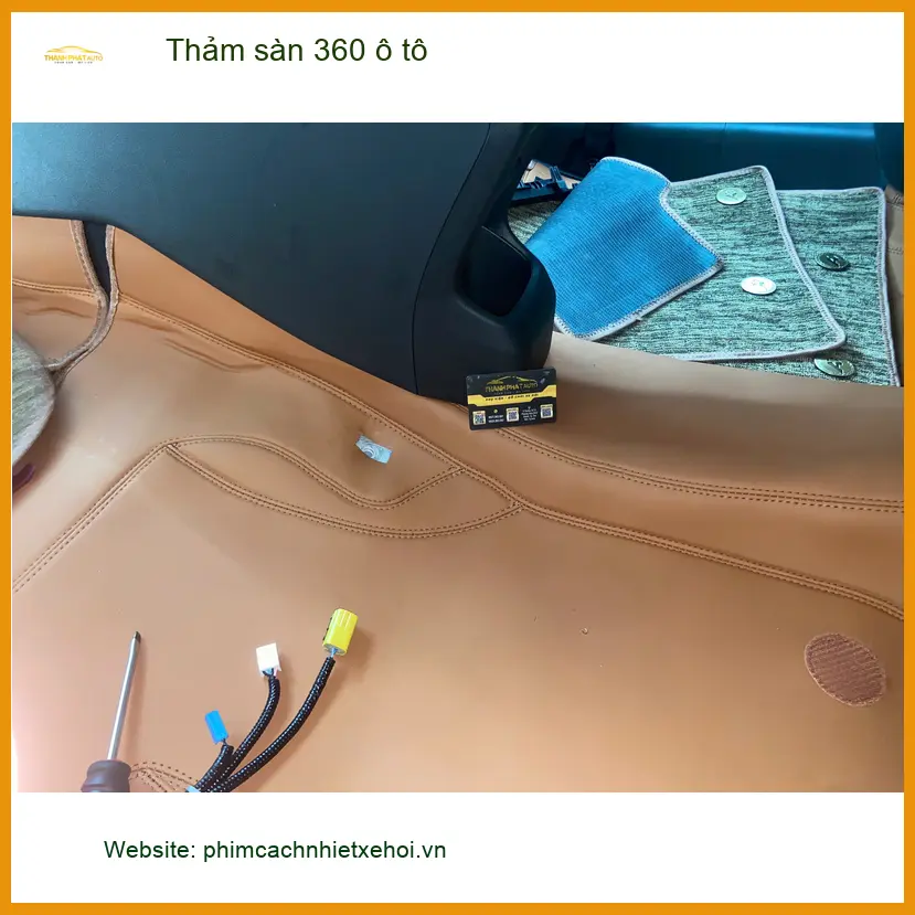 Cô Thanh Vân lắp thảm sàn 360 ô tô cho Hyundai Santa Fe ở Quận 9 ảnh thực tế 5