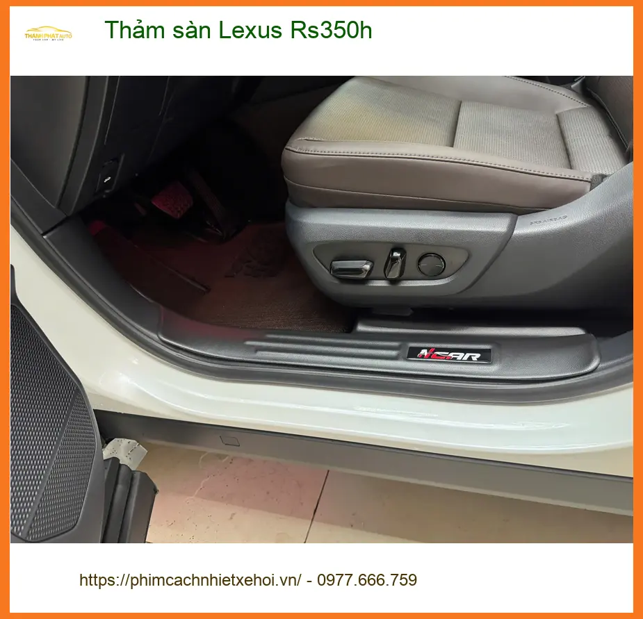Anh Bách thay thảm sàn Lexus Rs350h tại Quận Tân Bình để nội thất luôn sạch đẹp ảnh thực tế 2