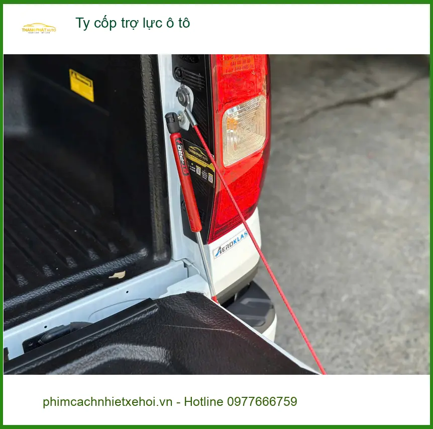 Anh Long lắp ty cốp trợ lực ô tô cho Hyundai SantaFe tại Quận 4 vì cốp xe nặng ảnh thực tế 3