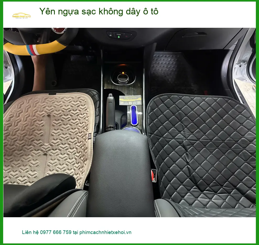 Chú Tùng lắp yên ngựa sạc không dây ô tô VinFast Lux A2.0 ở Quận 11 vì điện thoại hay hết pin