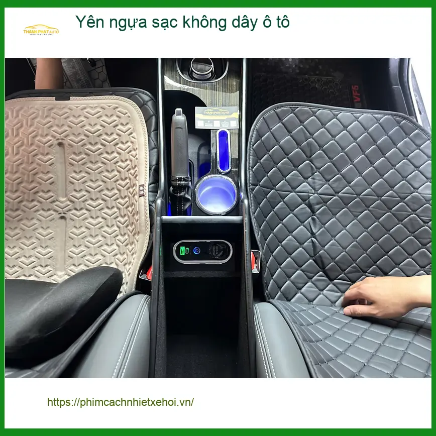 Chú Tùng lắp yên ngựa sạc không dây ô tô VinFast Lux A2.0 ở Quận 11 vì điện thoại hay hết pin ảnh thực tế 2