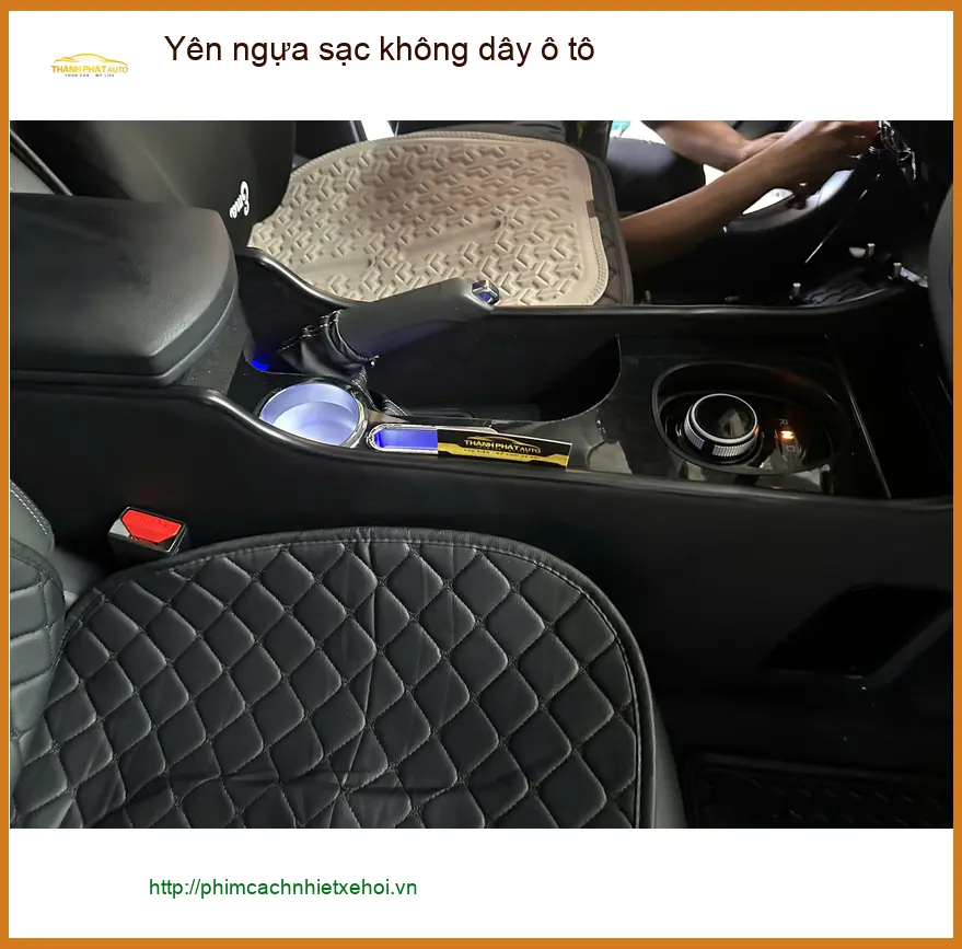 Chú Tùng lắp yên ngựa sạc không dây ô tô VinFast Lux A2.0 ở Quận 11 vì điện thoại hay hết pin ảnh thực tế 4