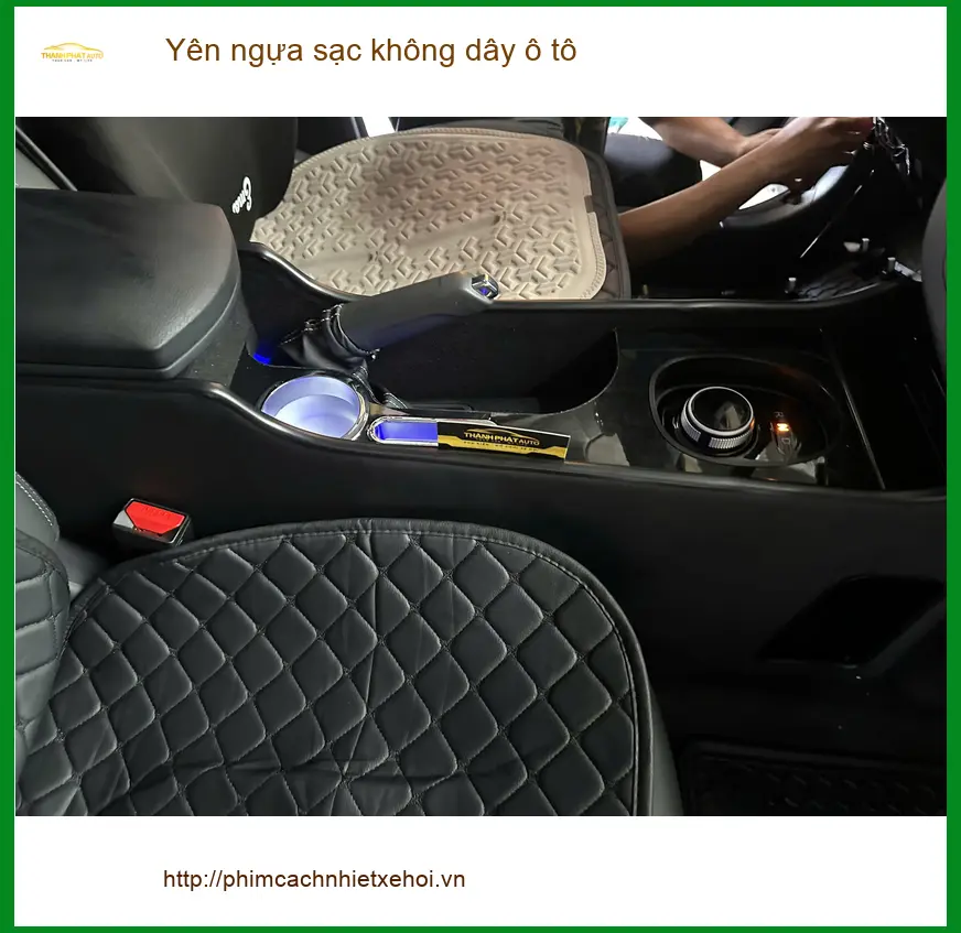 Anh Đạt lắp yên ngựa sạc không dây ô tô cho CRV tại Quận 10