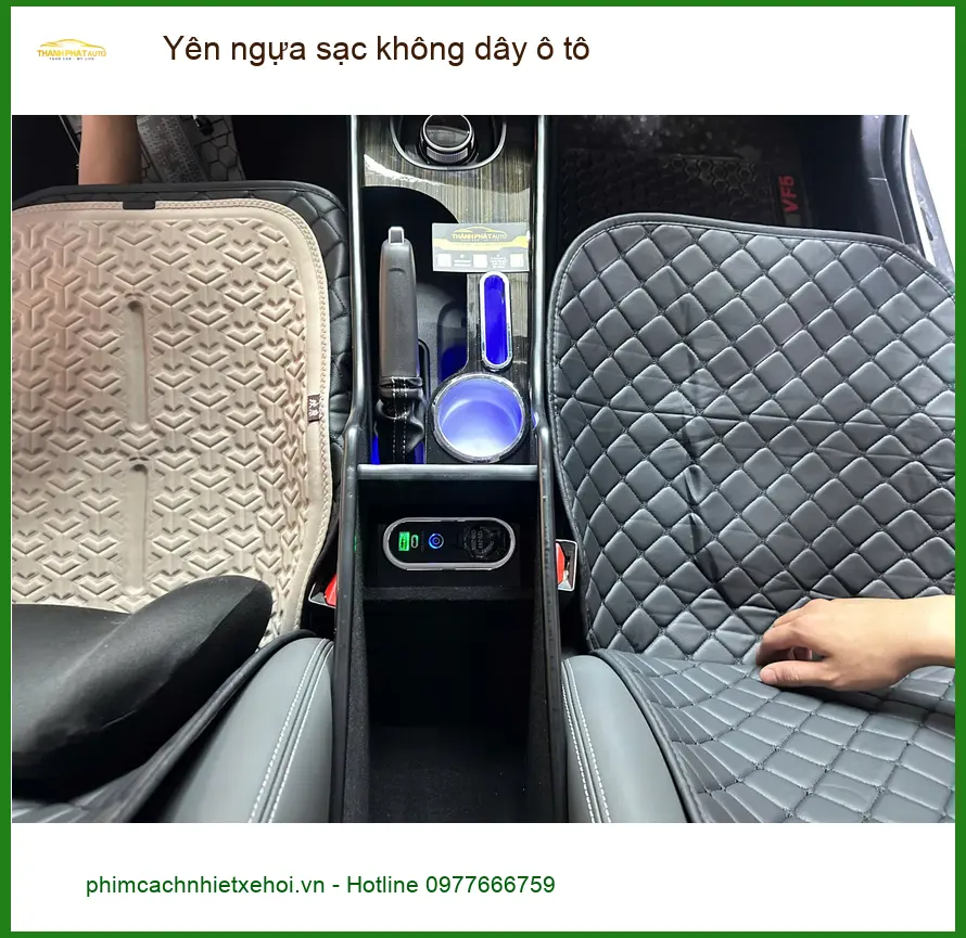Chị Thảo lắp yên ngựa sạc không dây ô tô tại Gò Vấp để sạc điện thoại tiện lợi
