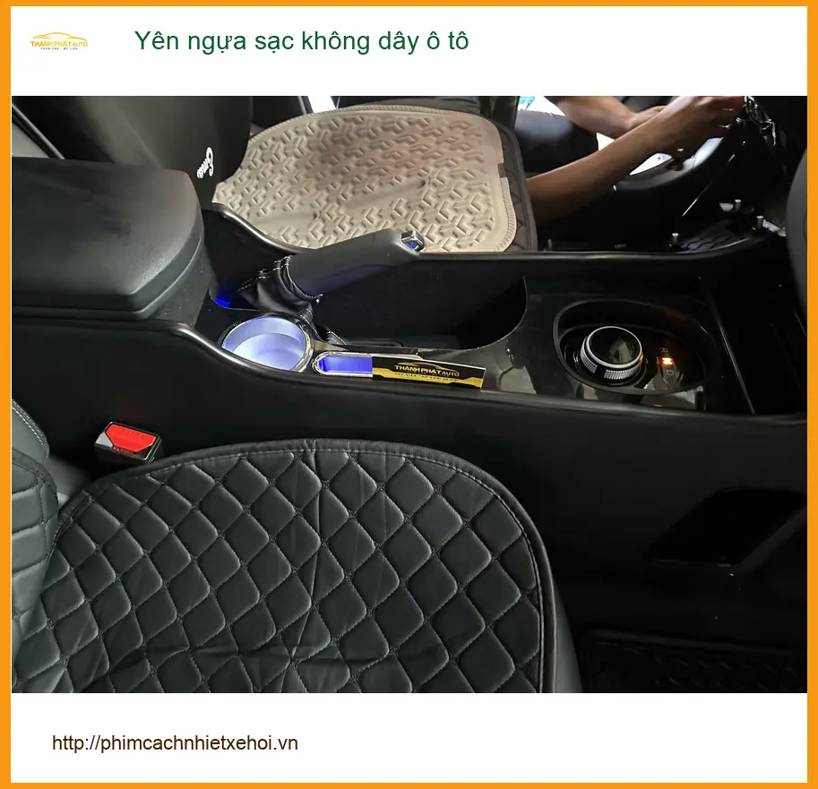 Chị Thảo lắp yên ngựa sạc không dây ô tô tại Gò Vấp để sạc điện thoại tiện lợi ảnh thực tế 2