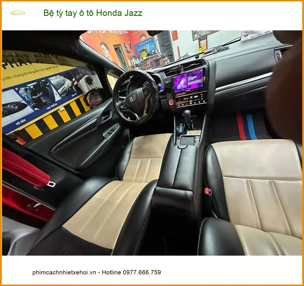 Anh Phước lắp bệ tỳ tay ô tô Honda Jazz tại Quận 12 để lái xe đỡ mỏi tay ảnh thực tế 2