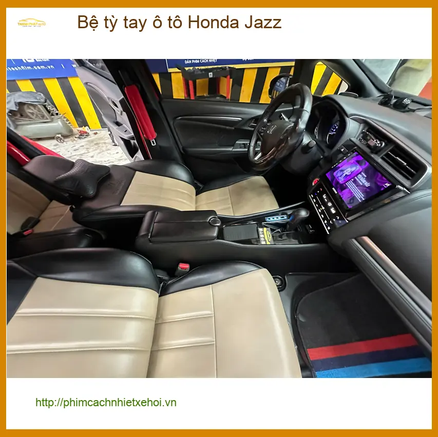 Anh Phước lắp bệ tỳ tay ô tô Honda Jazz tại Quận 12 để lái xe đỡ mỏi tay ảnh thực tế 3