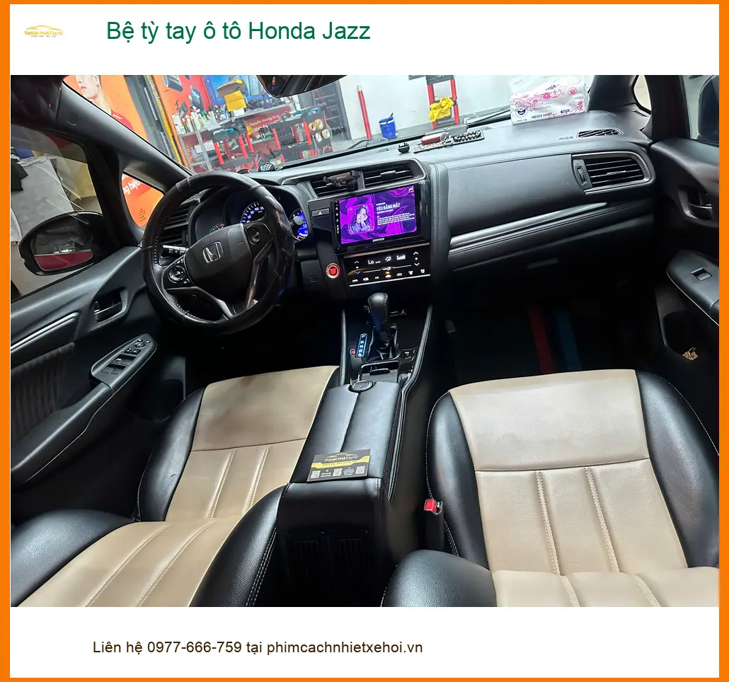 Anh Phước lắp bệ tỳ tay ô tô Honda Jazz tại Quận 12 để lái xe đỡ mỏi tay ảnh thực tế 4