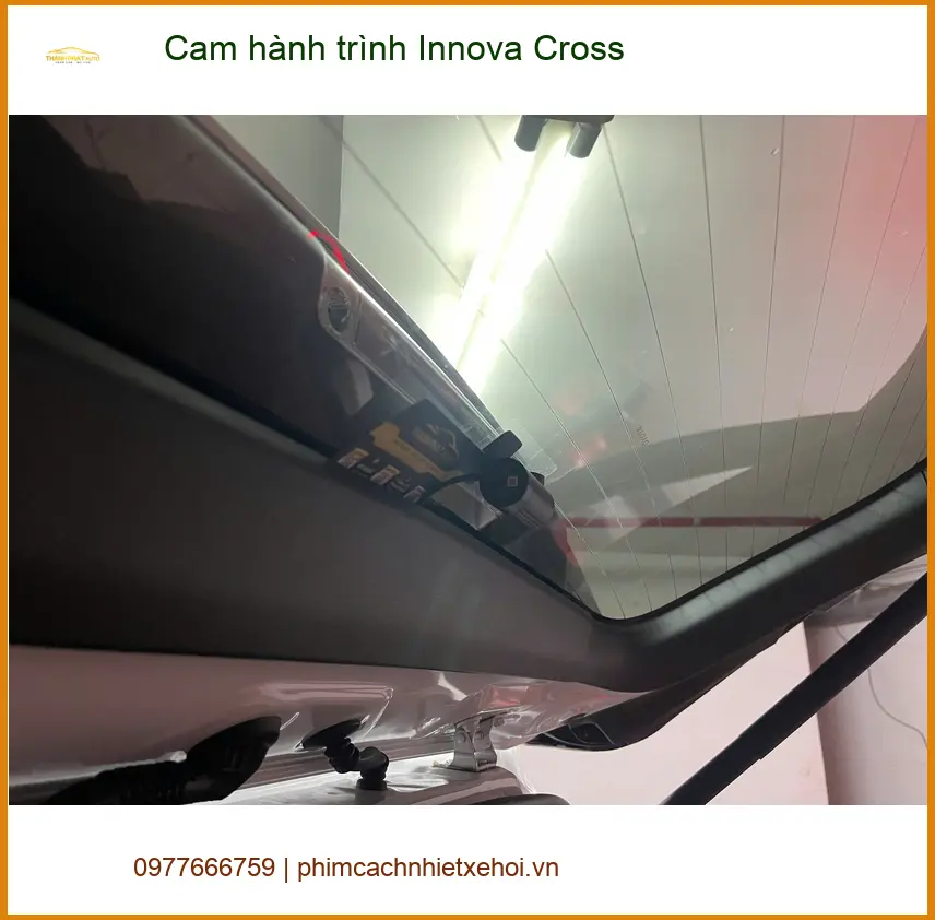 Anh Khang lắp Cam hành trình Innova Cross Quận 9 để ghi lại bằng chứng ảnh thực tế 4