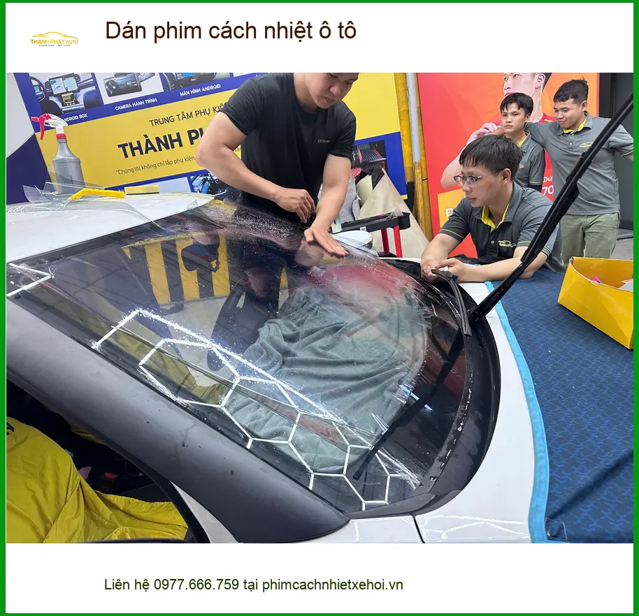 Anh Cường dán phim cách nhiệt ô tô Hyundai Santa Fe vì nắng nóng gay gắt ở Quận 12