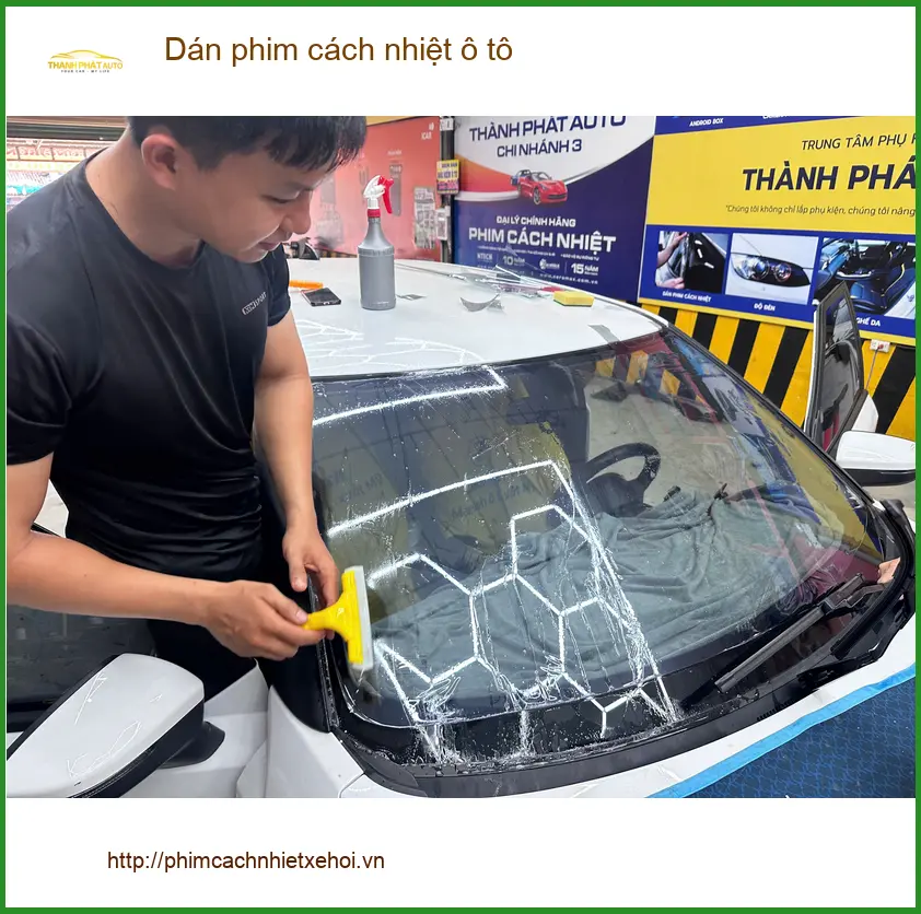 Anh Cường dán phim cách nhiệt ô tô Hyundai Santa Fe vì nắng nóng gay gắt ở Quận 12 ảnh thực tế 2
