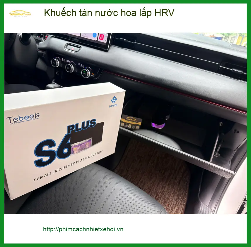 Chị Thanh lắp khuếch tán nước hoa cho HRV tại Quận Thủ Đức để xe luôn thơm mát