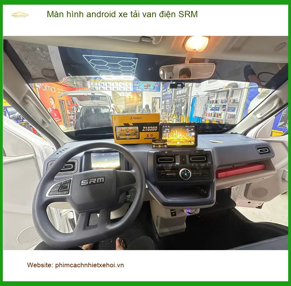 Chú Cường lắp màn hình android xe tải van điện SRM tại Quận 12 để tiện giao hàng ảnh thực tế 2