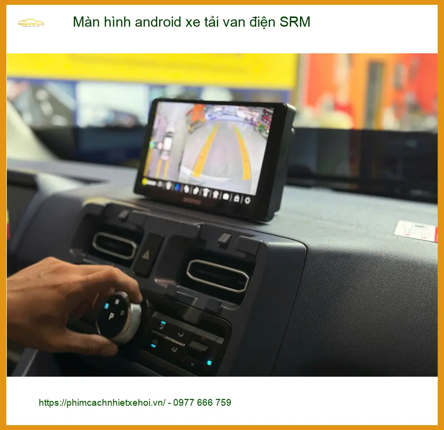 Chú Cường lắp màn hình android xe tải van điện SRM tại Quận 12 để tiện giao hàng ảnh thực tế 5