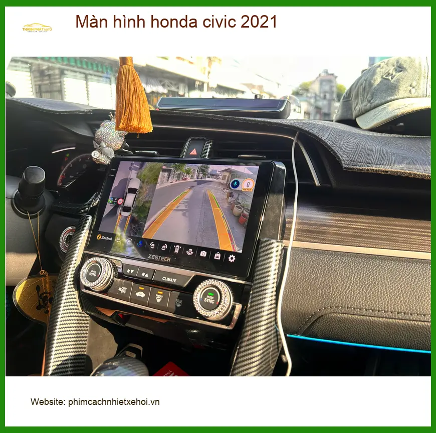 Chị Thư nâng cấp màn hình Honda Civic 2021 tại Quận 12 để xem YouTube