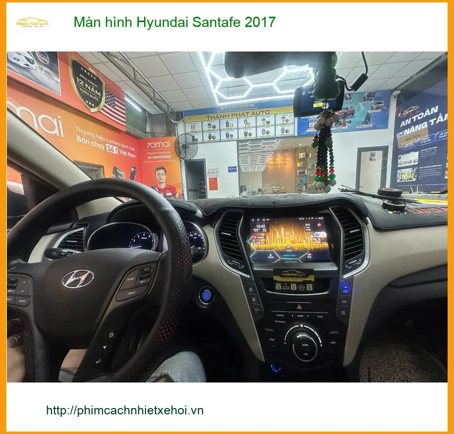 Anh Khang lắp màn hình Hyundai Santafe 2017 tại Quận 12 vì màn zin đã cũ ảnh thực tế 4