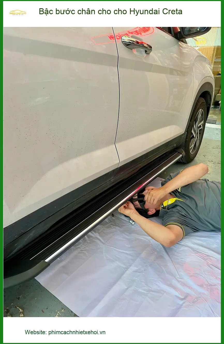 Anh Hoàng Long lắp bậc bước chân Hyundai Creta tại Thủ Đức cho người lớn tuổi