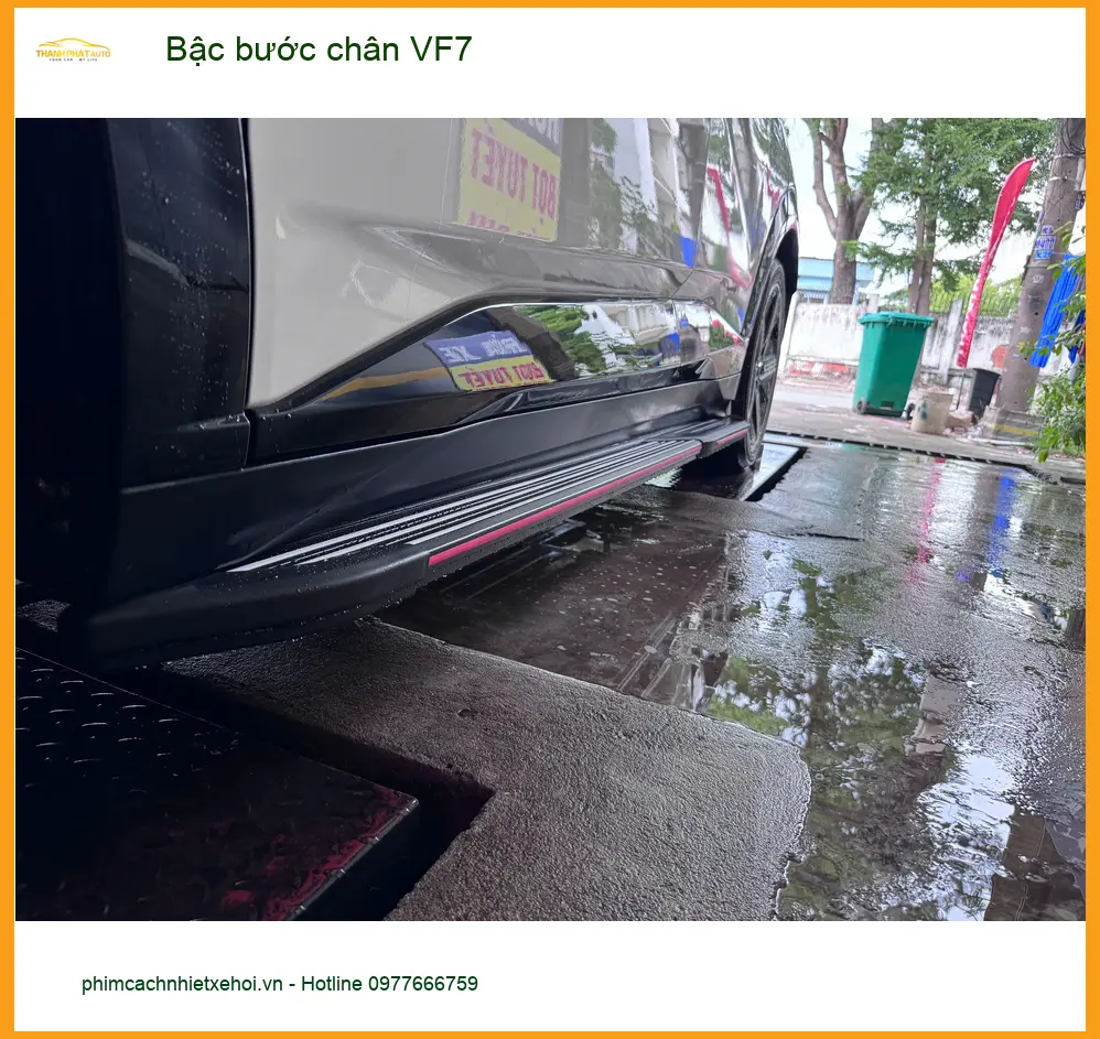 Chú Đạt lắp bậc bước chân VF7 tại Quận 9 để vợ con lên xuống an toàn hơn
