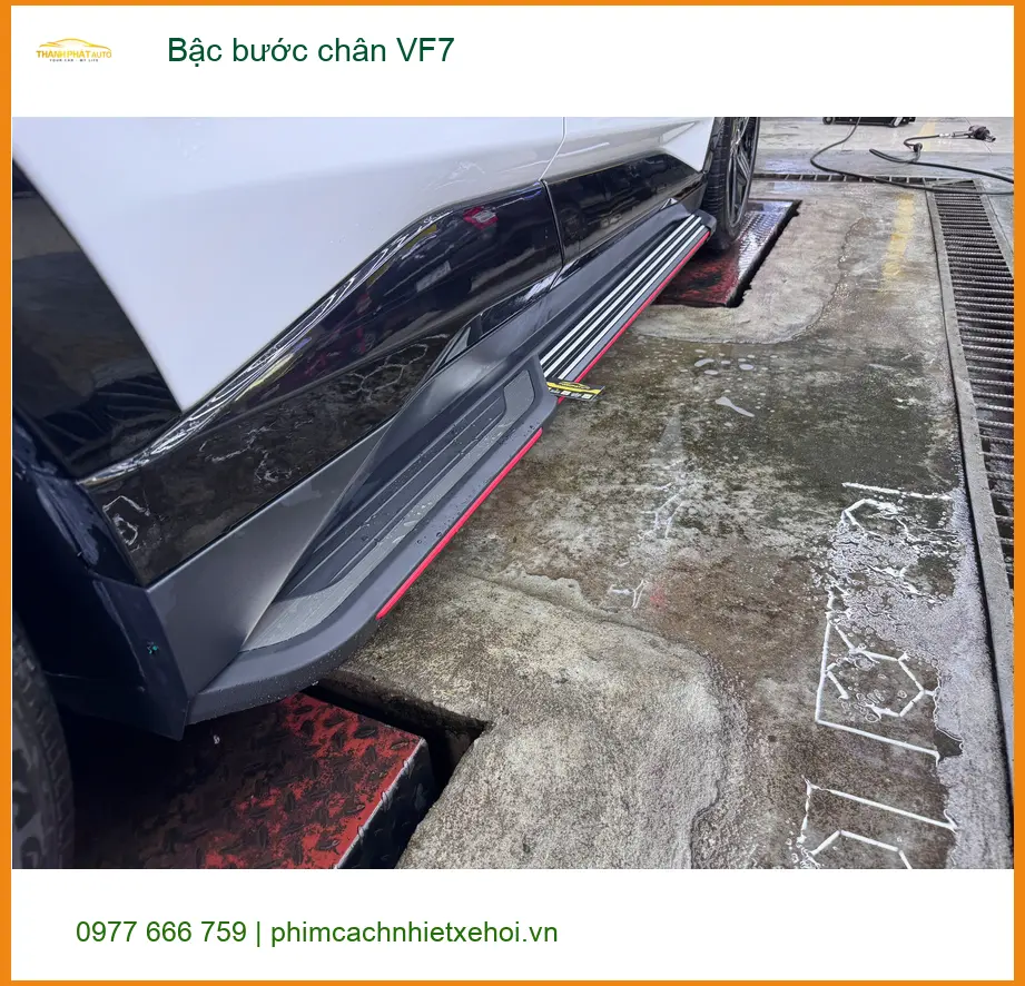 Chú Đạt lắp bậc bước chân VF7 tại Quận 9 để vợ con lên xuống an toàn hơn ảnh thực tế 2