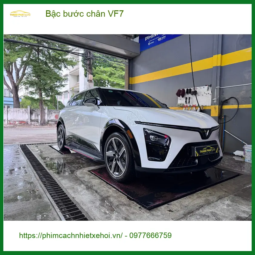 Chú Đạt lắp bậc bước chân VF7 tại Quận 9 để vợ con lên xuống an toàn hơn ảnh thực tế 3