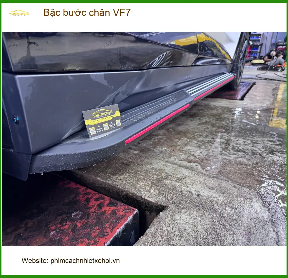 Chú Đạt lắp bậc bước chân VF7 tại Quận 9 để vợ con lên xuống an toàn hơn ảnh thực tế 4