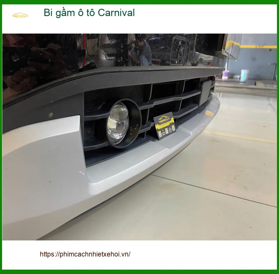 Anh Thắng nâng cấp bi gầm ô tô Carnival tại Quận 9 để xe sáng rõ khi trời mưa ảnh thực tế 2