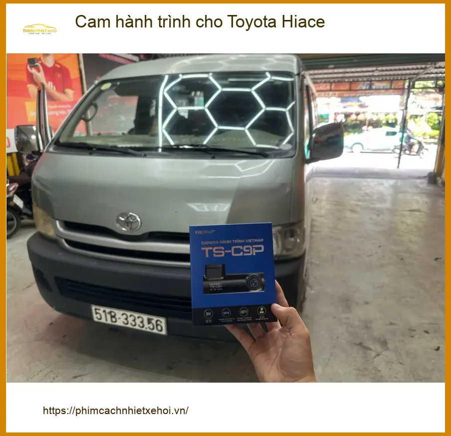 Anh Quang lắp cam hành trình cho Toyota Hiace Quận 12 để an tâm lái xe đường dài