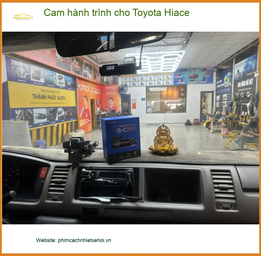 Anh Quang lắp cam hành trình cho Toyota Hiace Quận 12 để an tâm lái xe đường dài ảnh thực tế 2