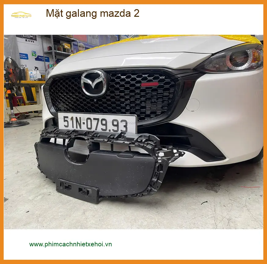 Anh Duy độ mặt galang mới cho Mazda 2 để xe trông hiện đại hơn tại Quận 12 ảnh thực tế 2
