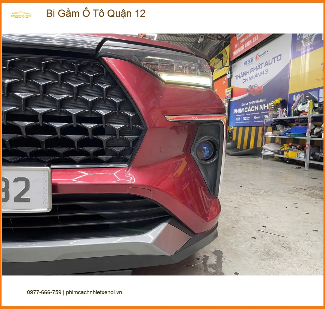 Anh Thế Vinh lắp Bi Gầm Ô Tô cho Mazda CX5 ở Quận 12, đi mưa thiếu sáng.