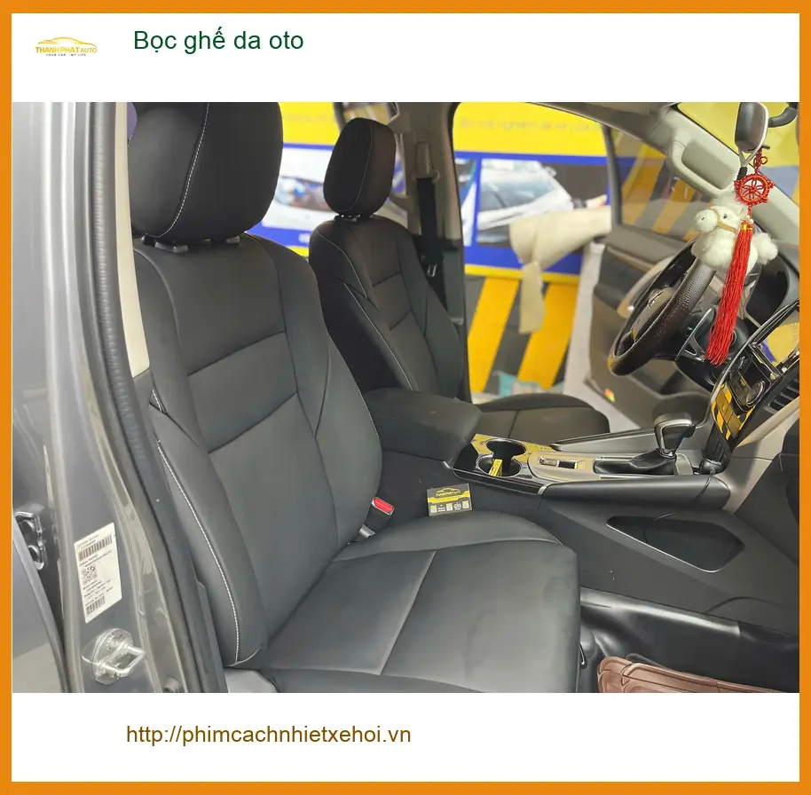 Chú Hùng bọc ghế da oto Honda CRV tại Quận Gò Vấp để không gian sang trọng hơn